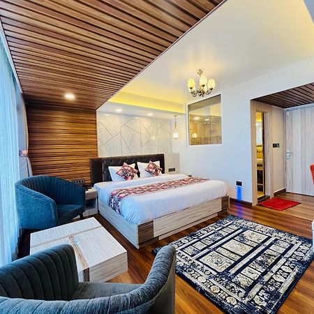 Luxury Stay At Hotel Broadway Boutique Mall Road Chowrasta Near Mahakal Temple Darjeeling  Exterior photo