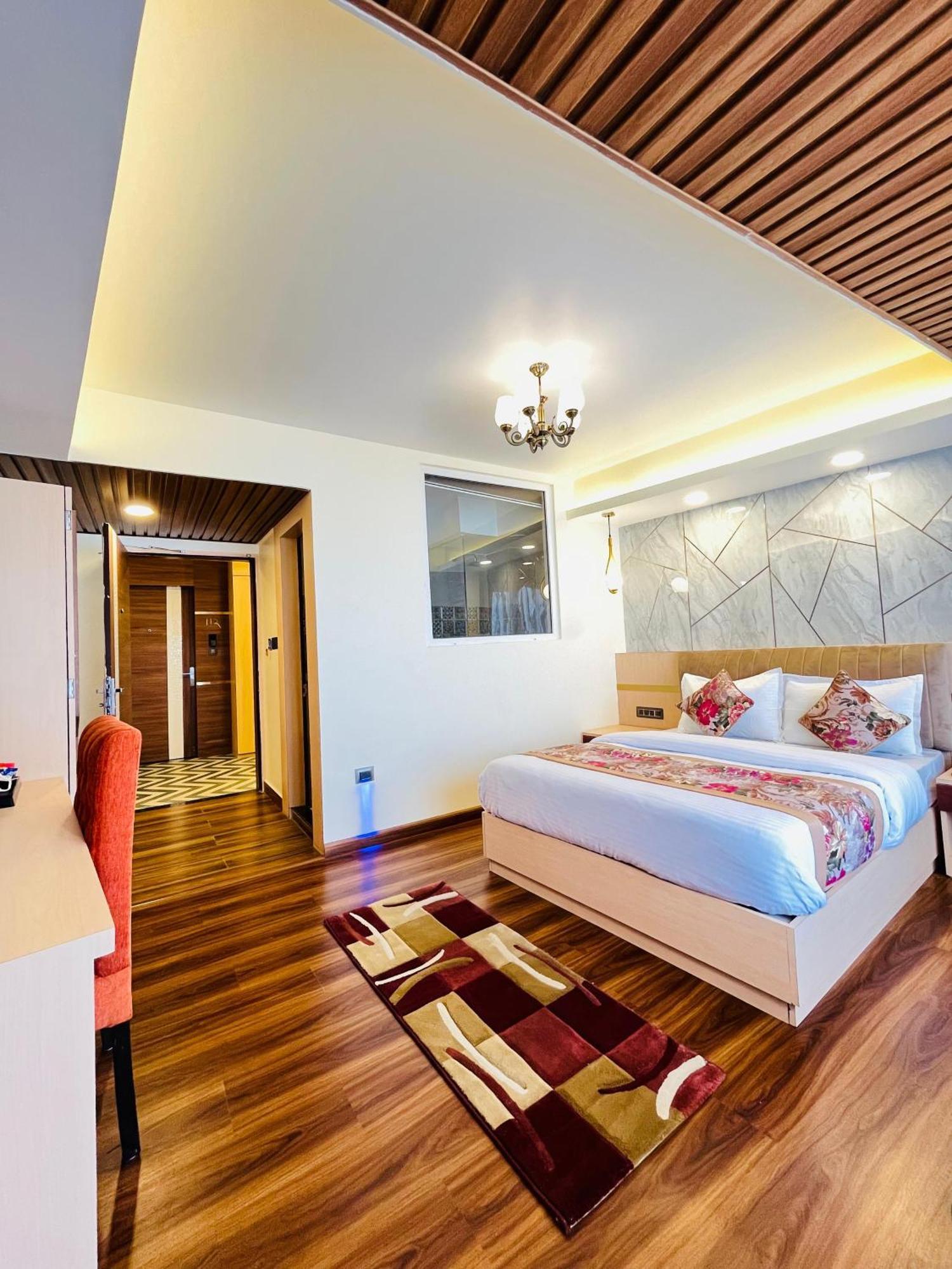 Luxury Stay At Hotel Broadway Boutique Mall Road Chowrasta Near Mahakal Temple Darjeeling  Exterior photo