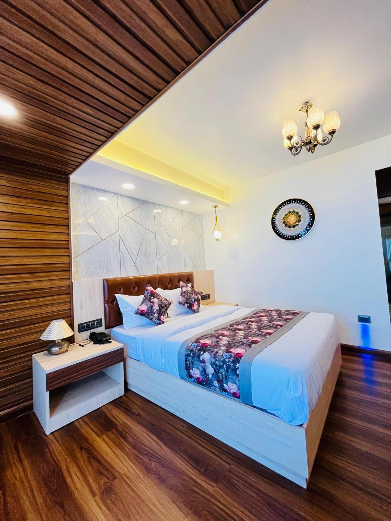 Luxury Stay At Hotel Broadway Boutique Mall Road Chowrasta Near Mahakal Temple Darjeeling  Exterior photo