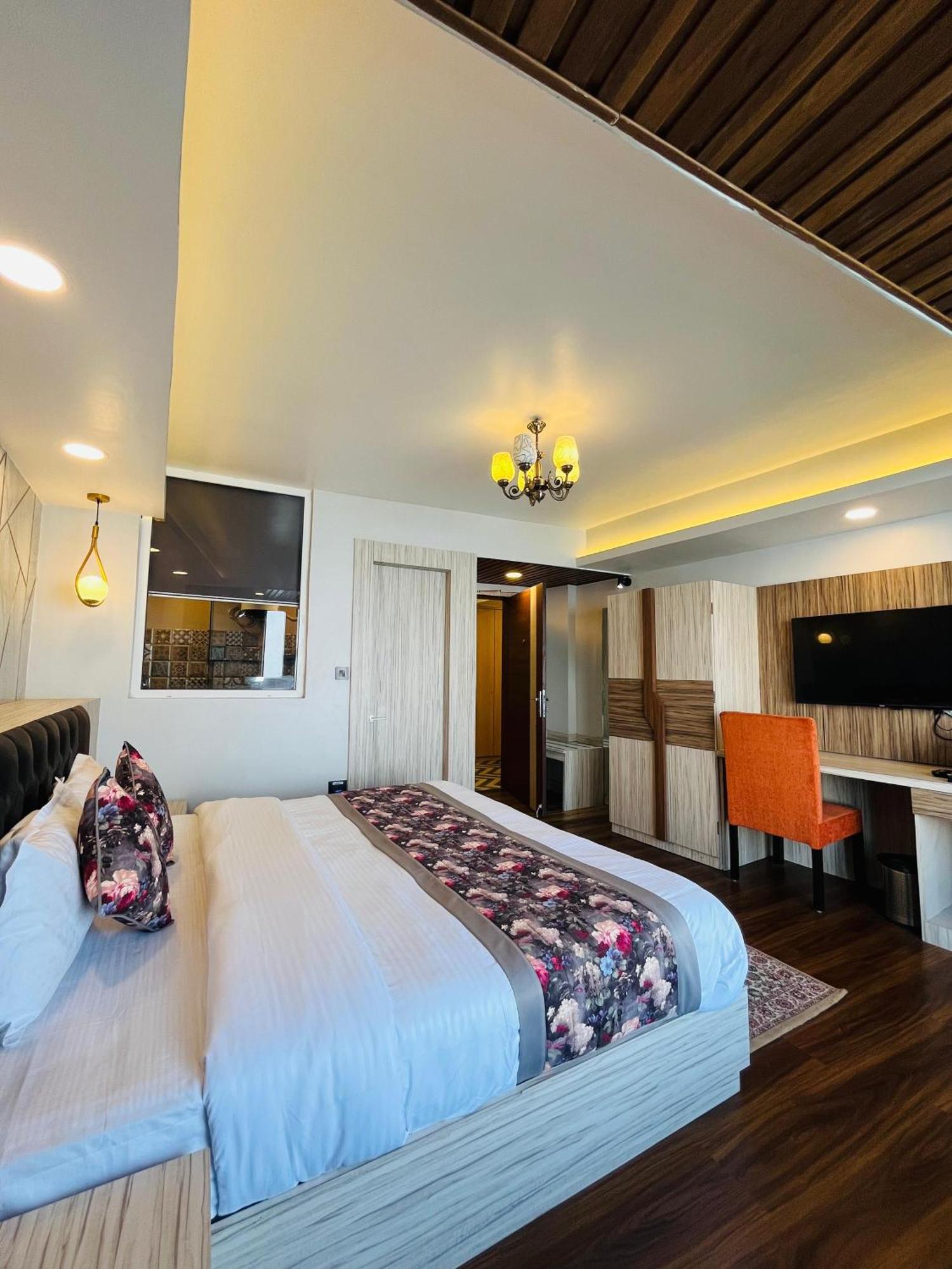 Luxury Stay At Hotel Broadway Boutique Mall Road Chowrasta Near Mahakal Temple Darjeeling  Exterior photo