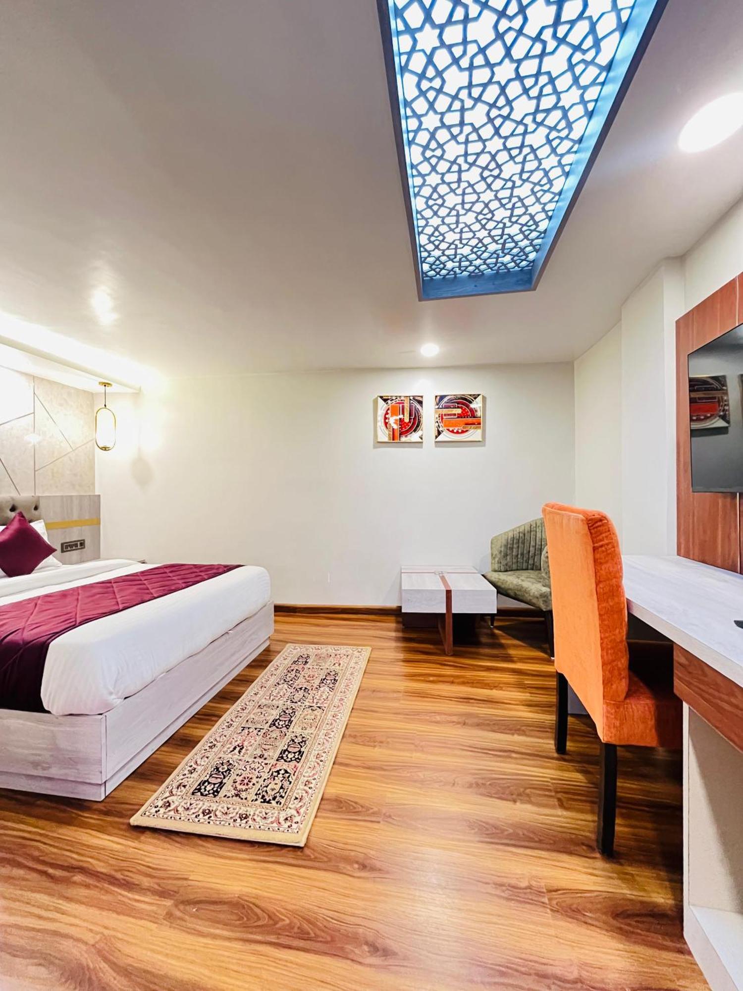 Luxury Stay At Hotel Broadway Boutique Mall Road Chowrasta Near Mahakal Temple Darjeeling  Exterior photo