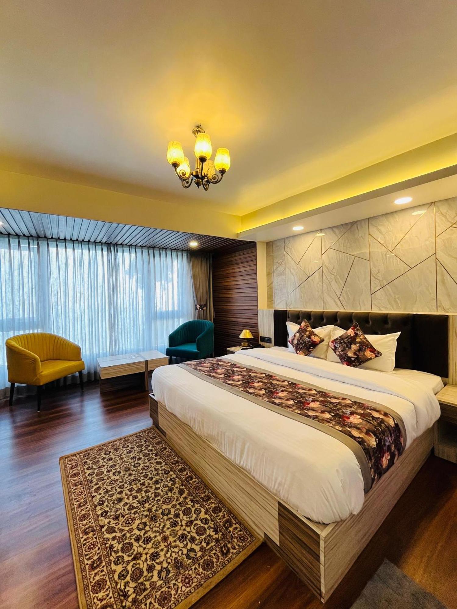 Luxury Stay At Hotel Broadway Boutique Mall Road Chowrasta Near Mahakal Temple Darjeeling  Exterior photo