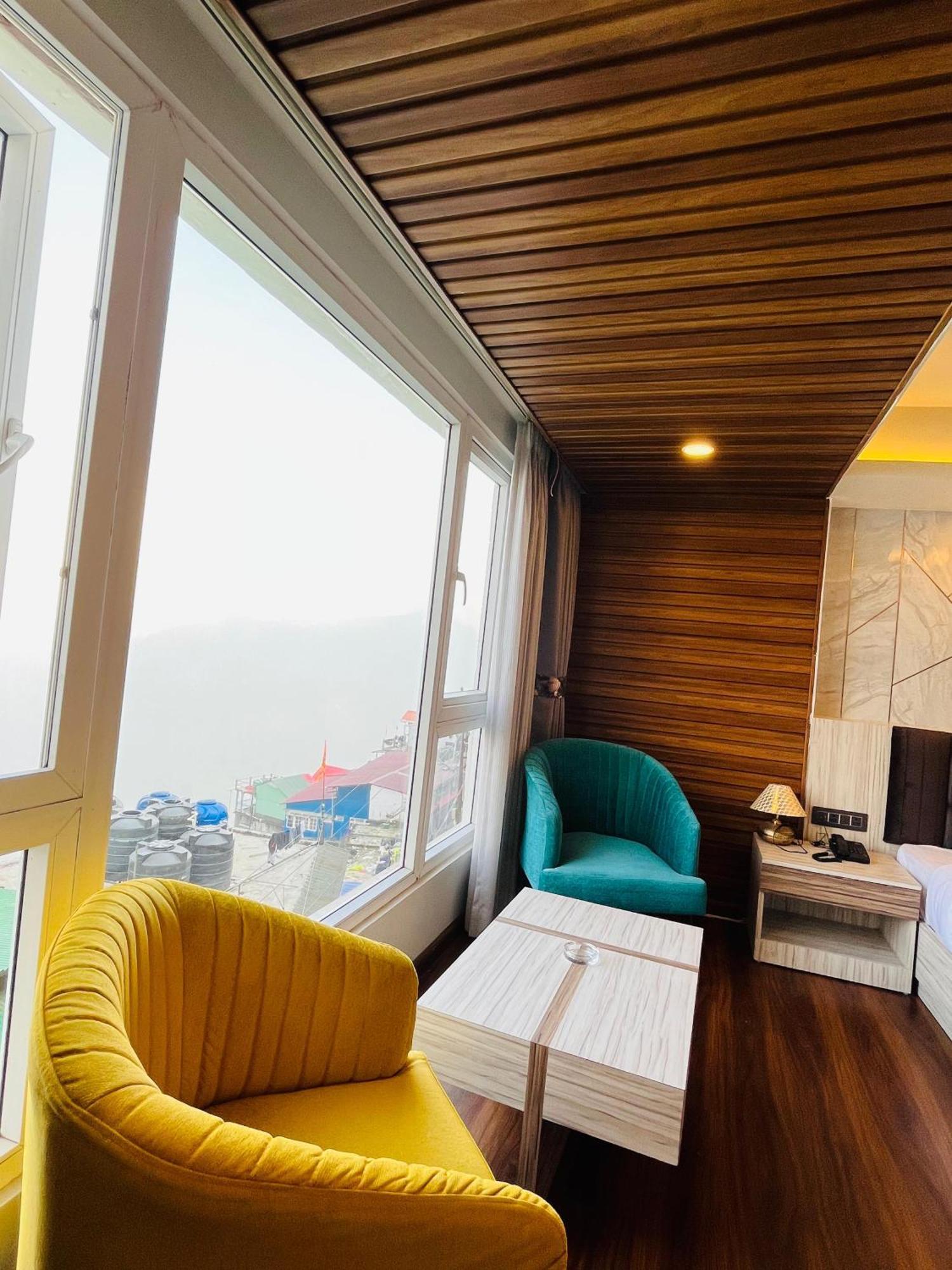 Luxury Stay At Hotel Broadway Boutique Mall Road Chowrasta Near Mahakal Temple Darjeeling  Exterior photo
