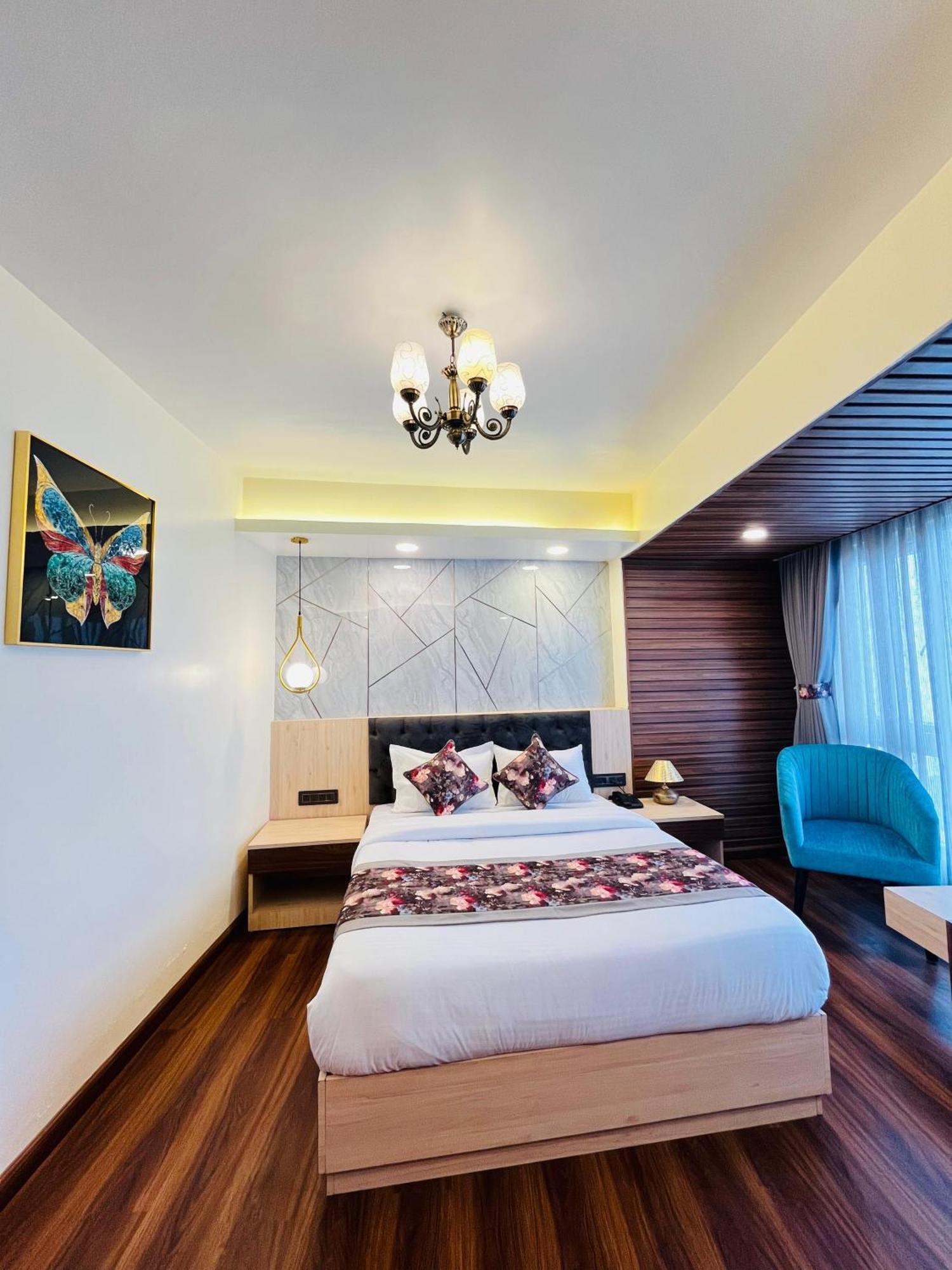 Luxury Stay At Hotel Broadway Boutique Mall Road Chowrasta Near Mahakal Temple Darjeeling  Exterior photo