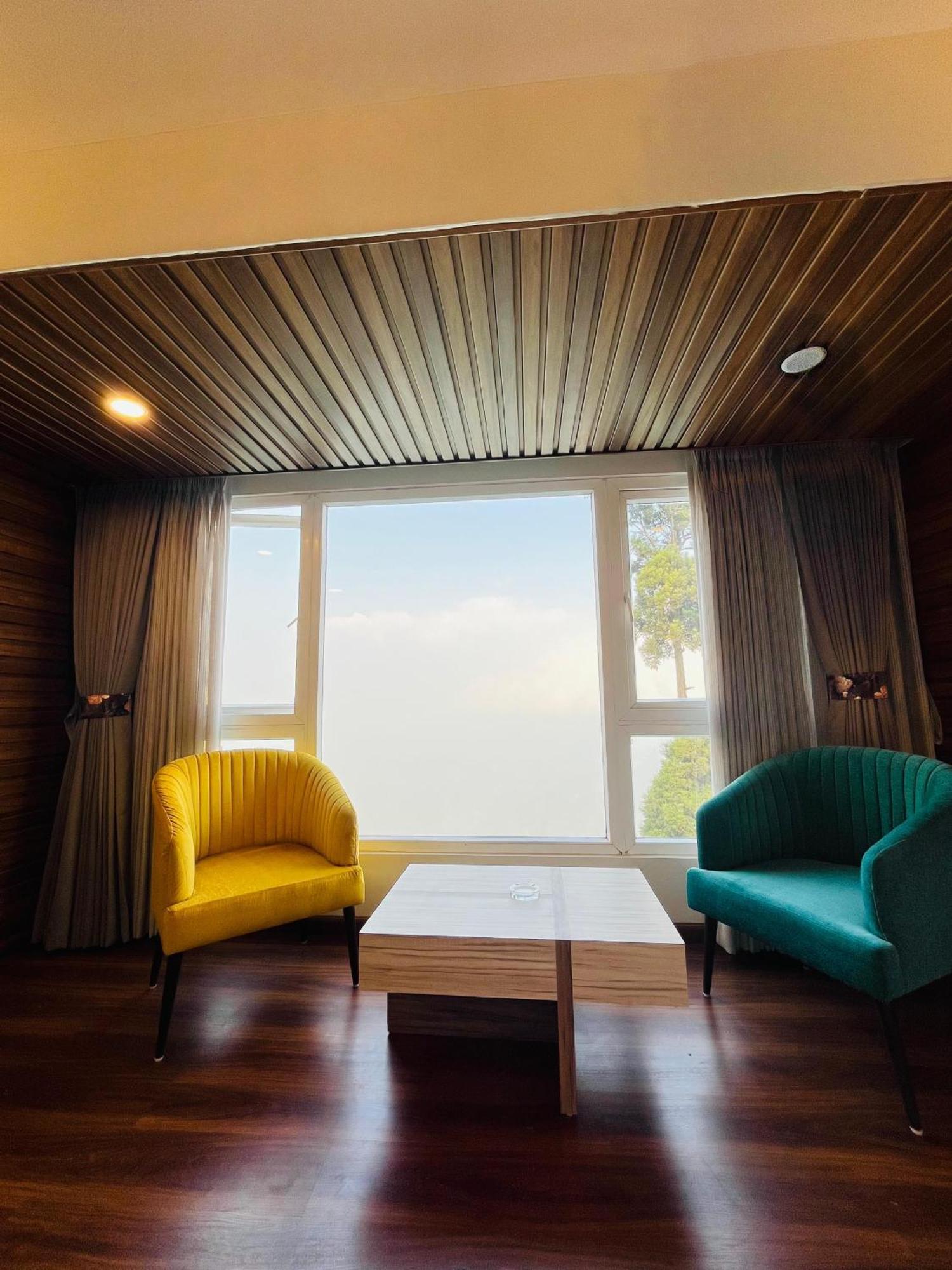 Luxury Stay At Hotel Broadway Boutique Mall Road Chowrasta Near Mahakal Temple Darjeeling  Exterior photo