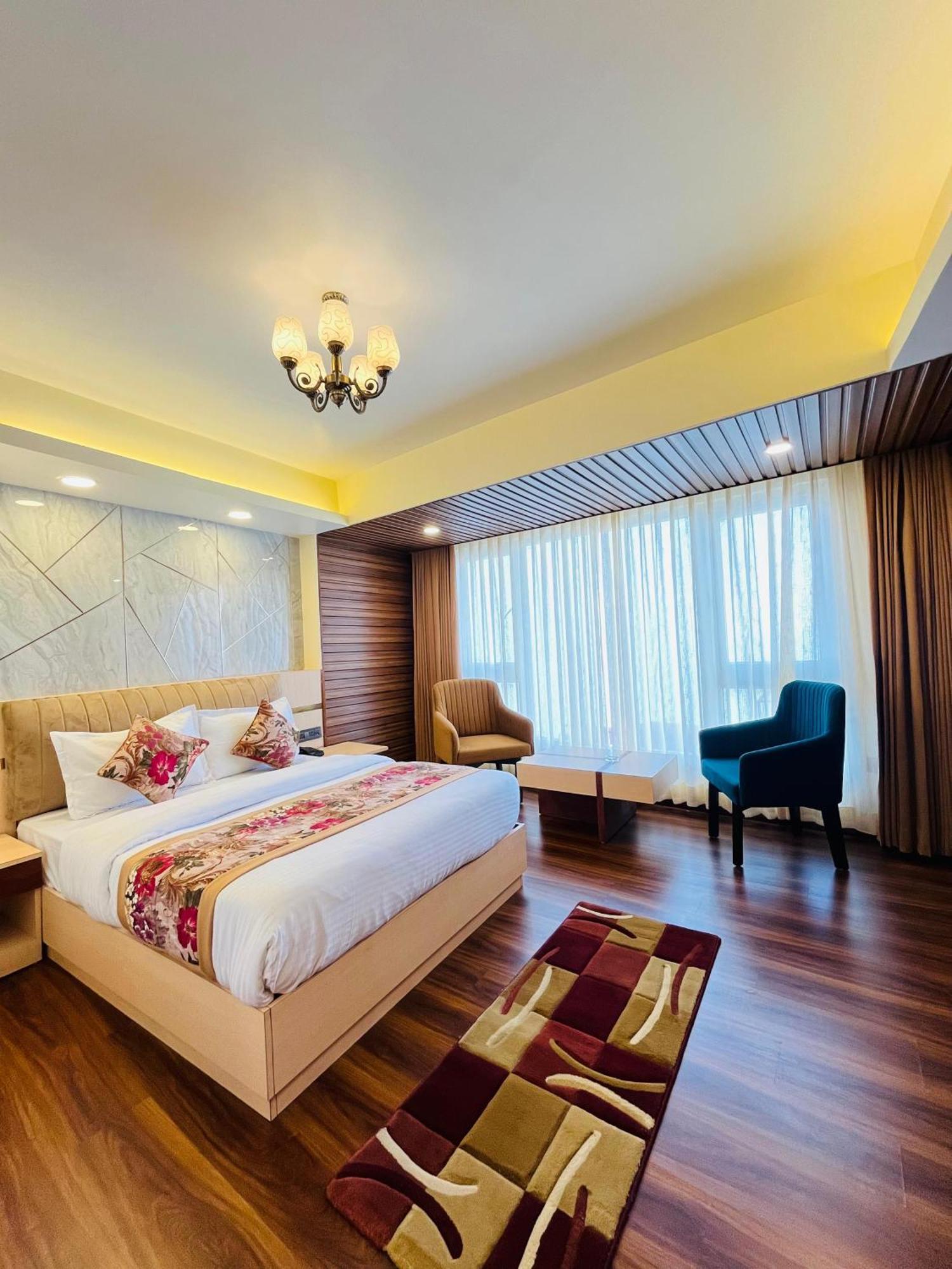 Luxury Stay At Hotel Broadway Boutique Mall Road Chowrasta Near Mahakal Temple Darjeeling  Exterior photo