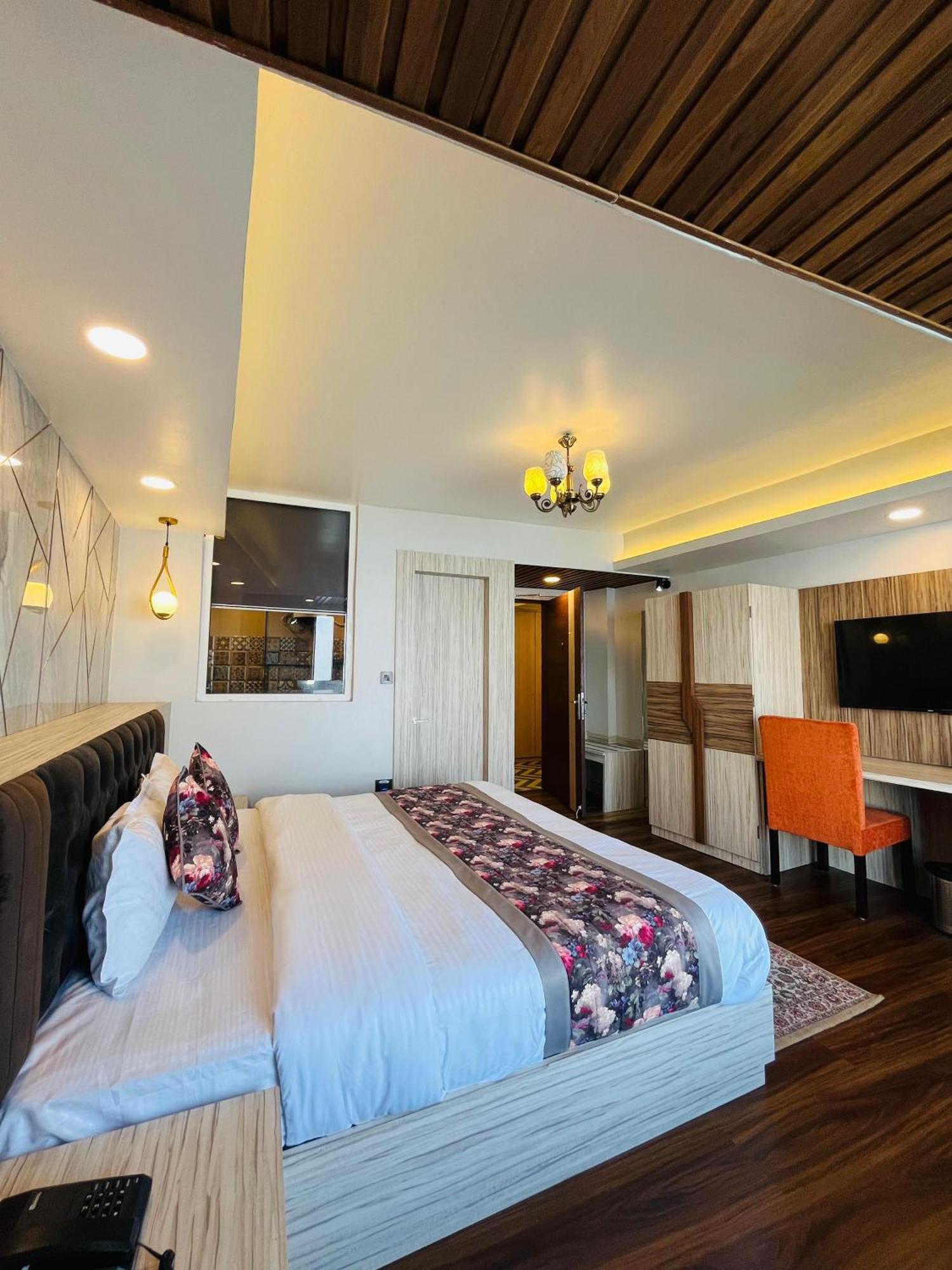 Luxury Stay At Hotel Broadway Boutique Mall Road Chowrasta Near Mahakal Temple Darjeeling  Exterior photo