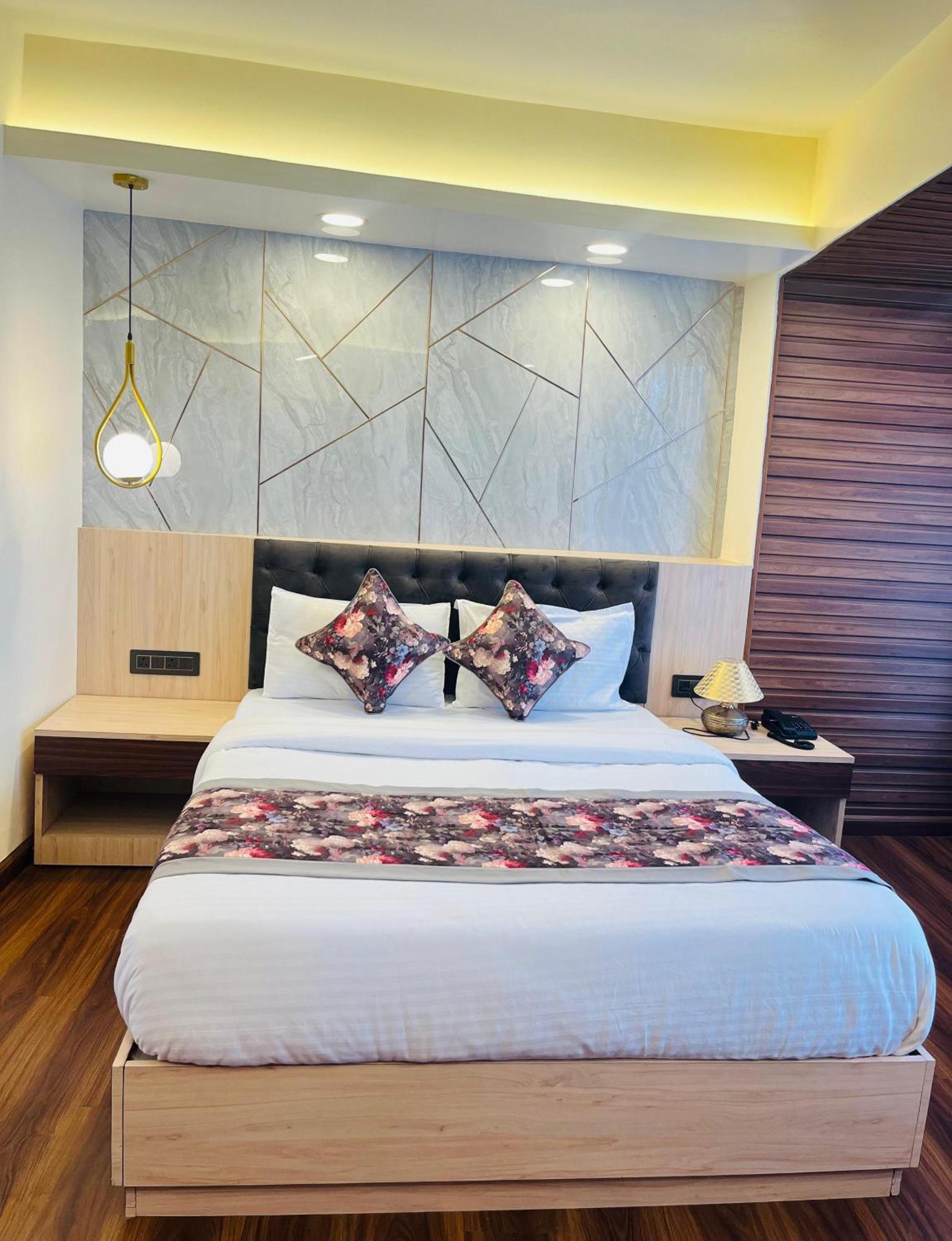 Luxury Stay At Hotel Broadway Boutique Mall Road Chowrasta Near Mahakal Temple Darjeeling  Exterior photo