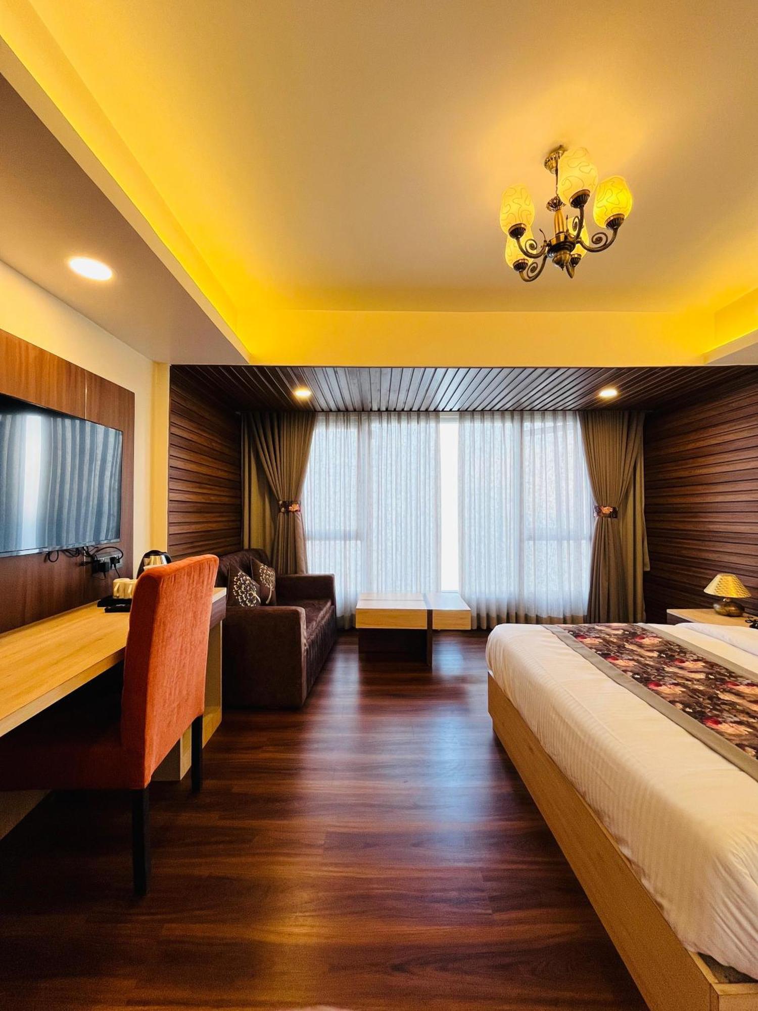 Luxury Stay At Hotel Broadway Boutique Mall Road Chowrasta Near Mahakal Temple Darjeeling  Exterior photo