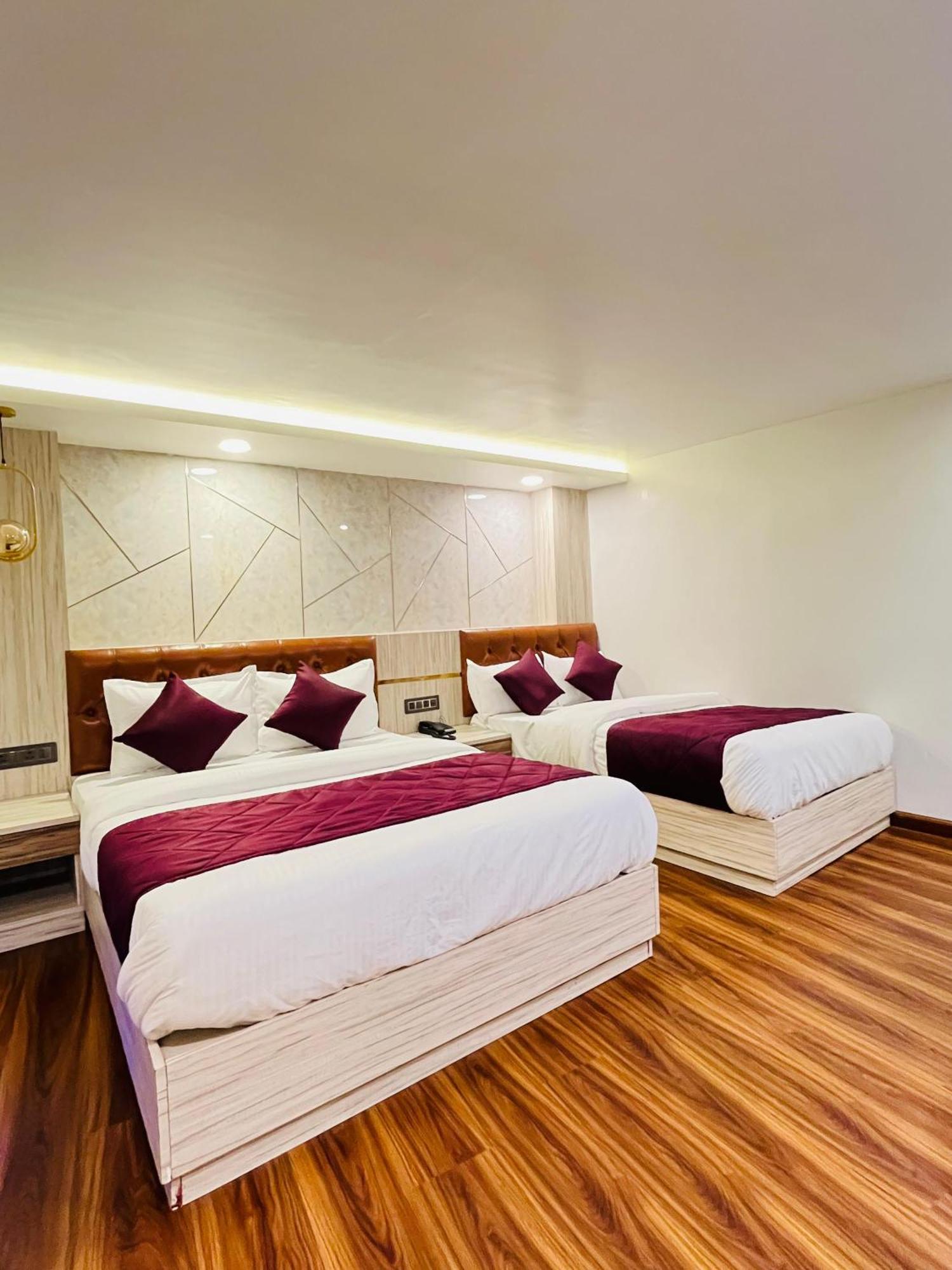 Luxury Stay At Hotel Broadway Boutique Mall Road Chowrasta Near Mahakal Temple Darjeeling  Exterior photo