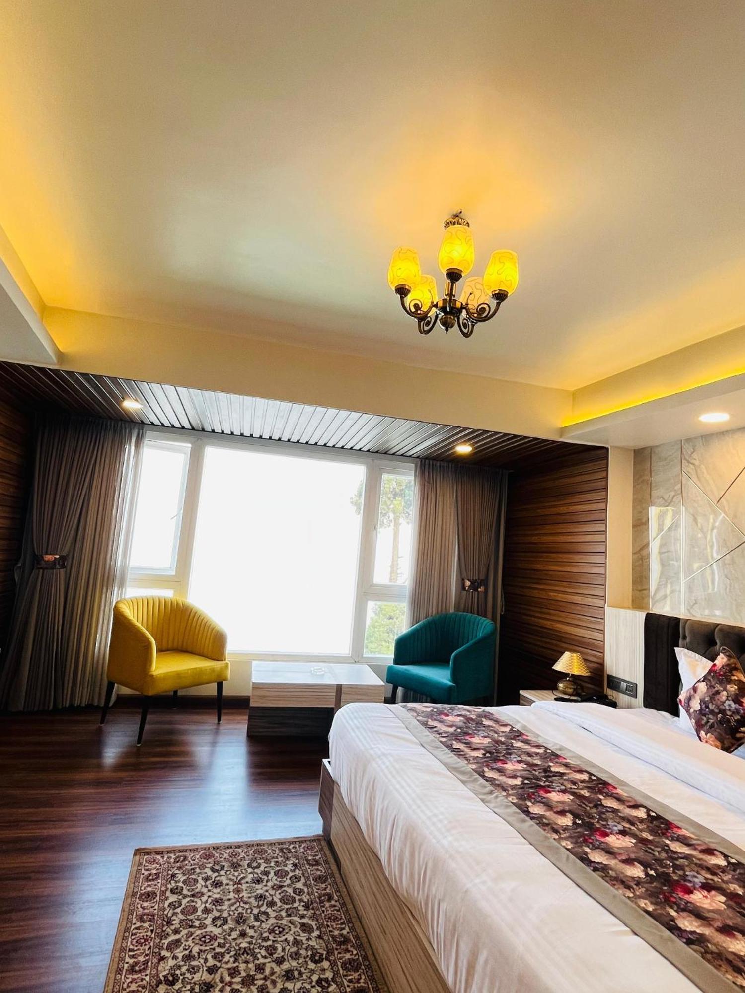 Luxury Stay At Hotel Broadway Boutique Mall Road Chowrasta Near Mahakal Temple Darjeeling  Exterior photo