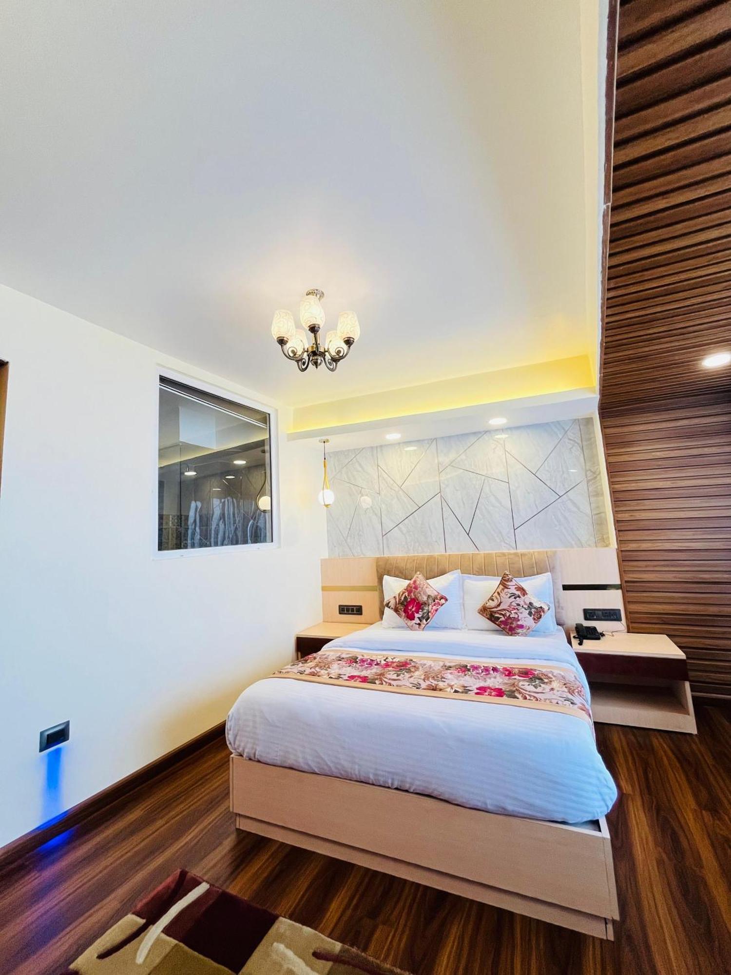Luxury Stay At Hotel Broadway Boutique Mall Road Chowrasta Near Mahakal Temple Darjeeling  Exterior photo