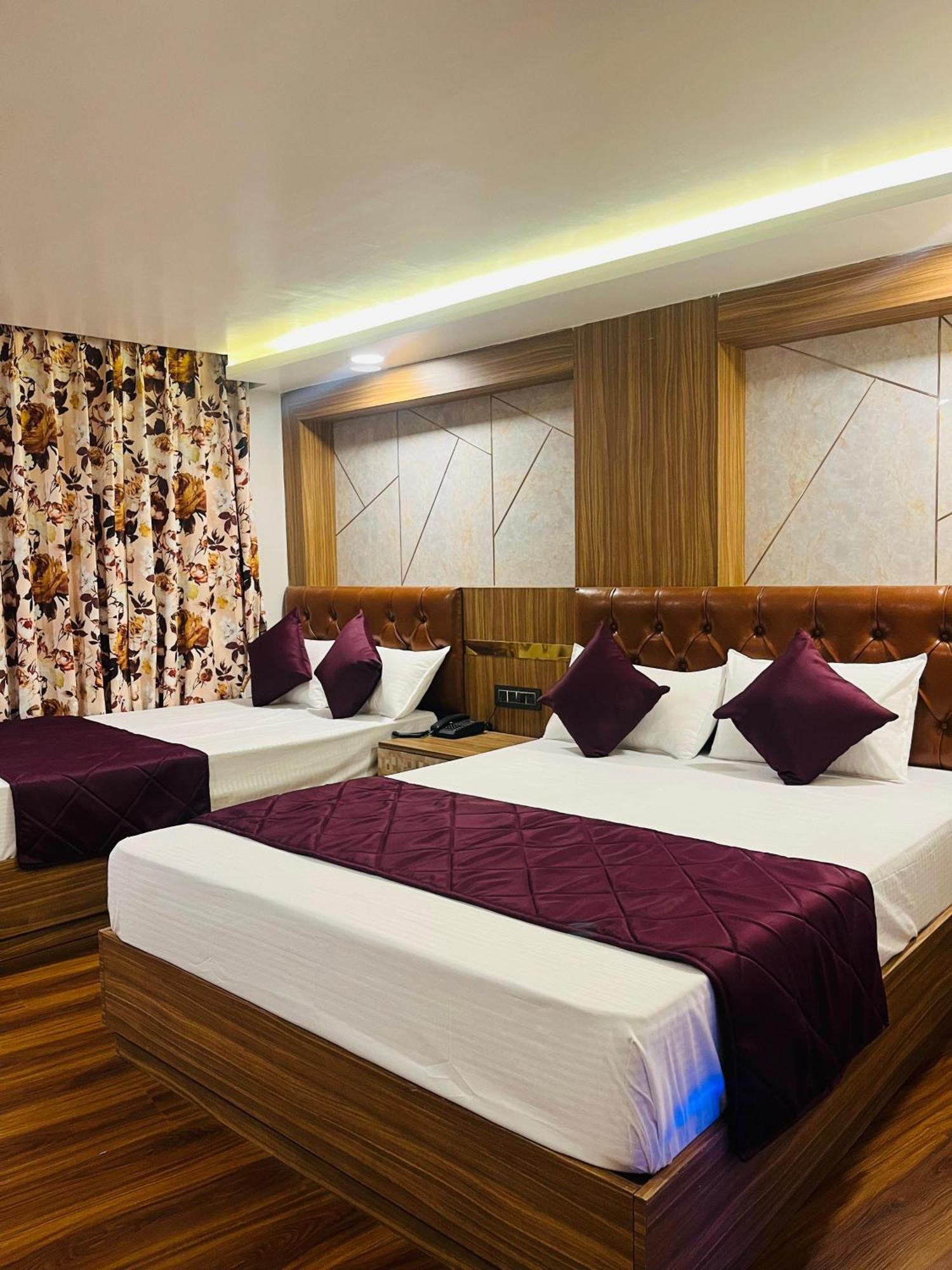 Luxury Stay At Hotel Broadway Boutique Mall Road Chowrasta Near Mahakal Temple Darjeeling  Exterior photo