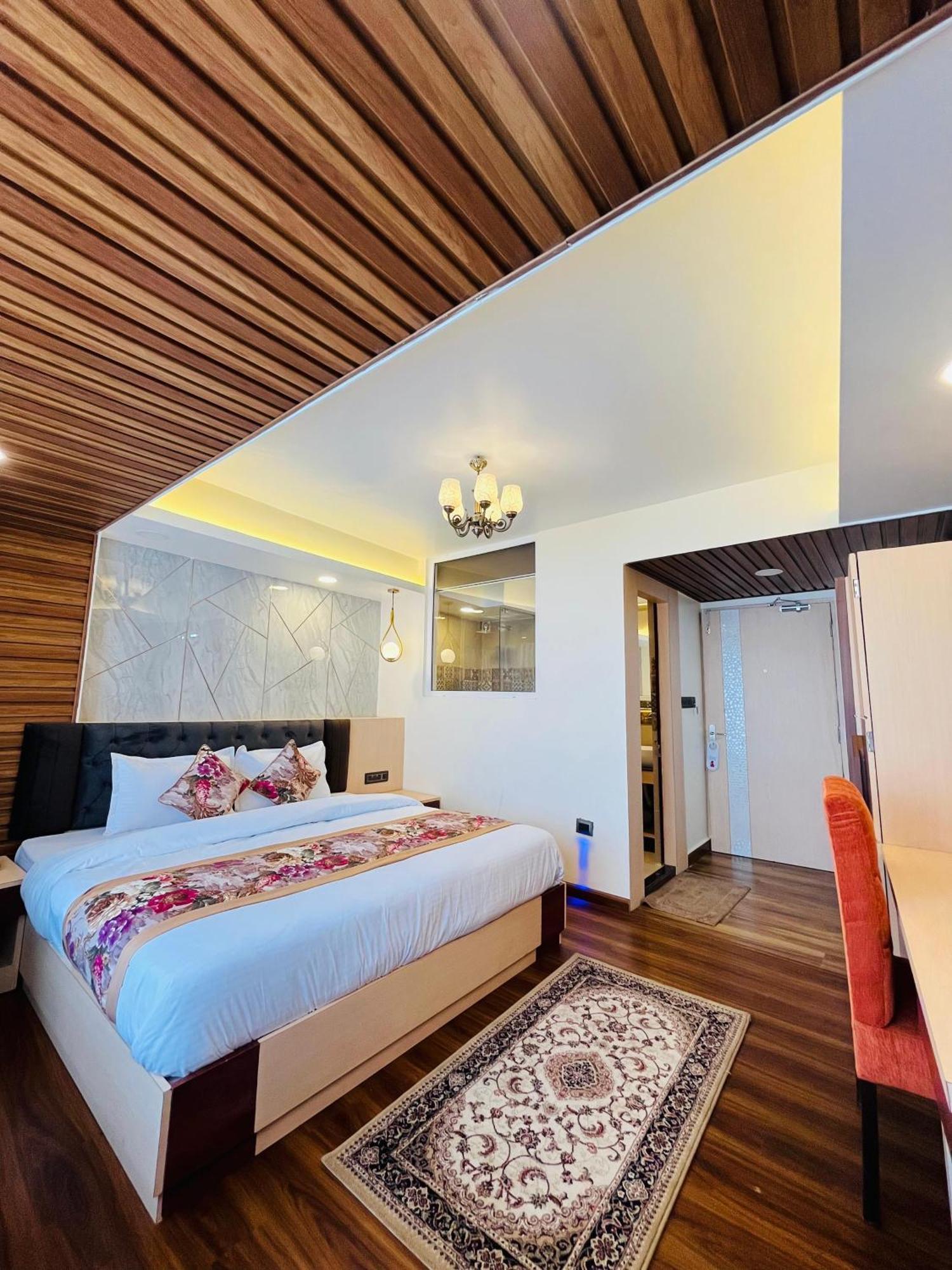 Luxury Stay At Hotel Broadway Boutique Mall Road Chowrasta Near Mahakal Temple Darjeeling  Exterior photo