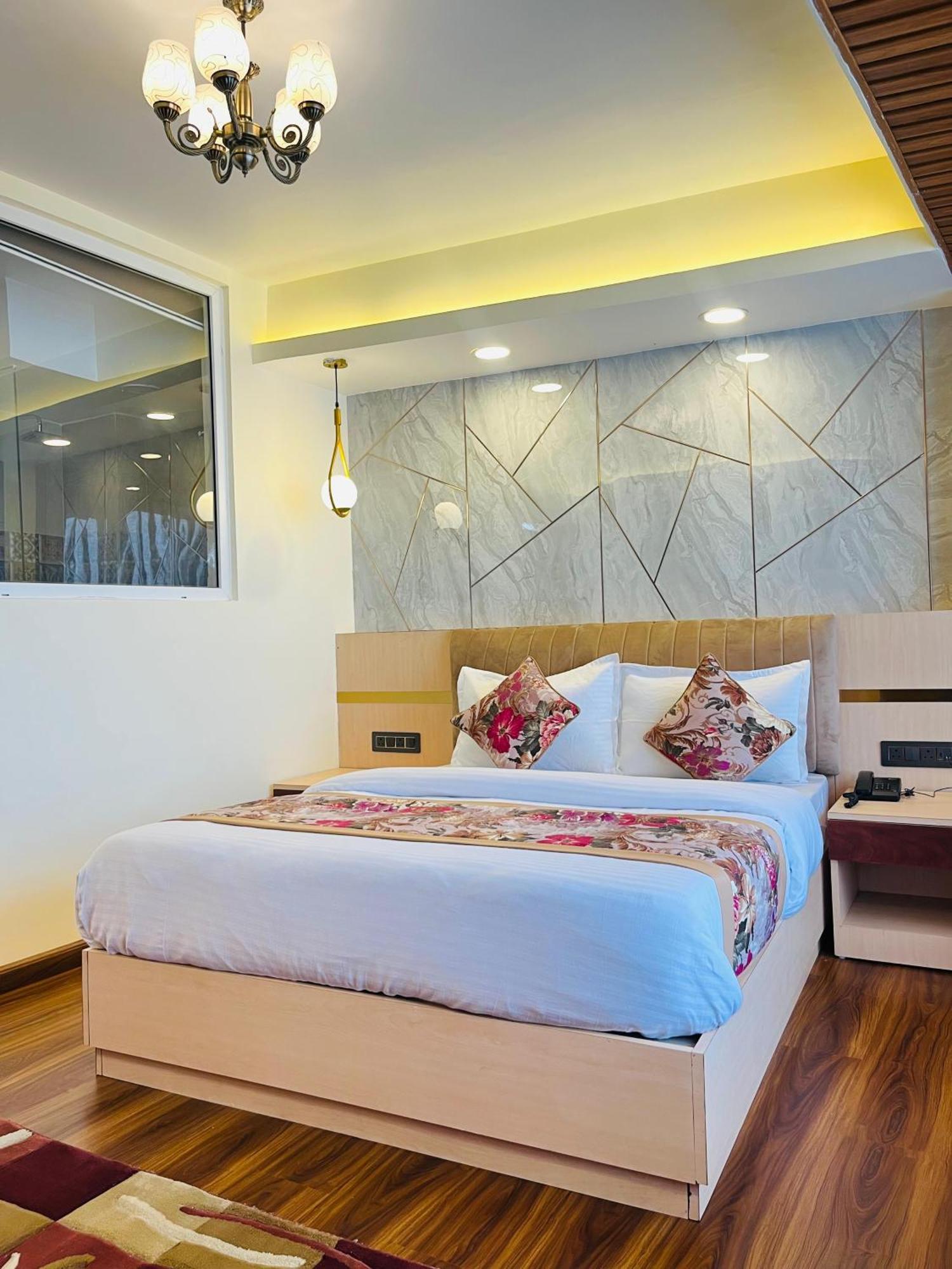 Luxury Stay At Hotel Broadway Boutique Mall Road Chowrasta Near Mahakal Temple Darjeeling  Exterior photo