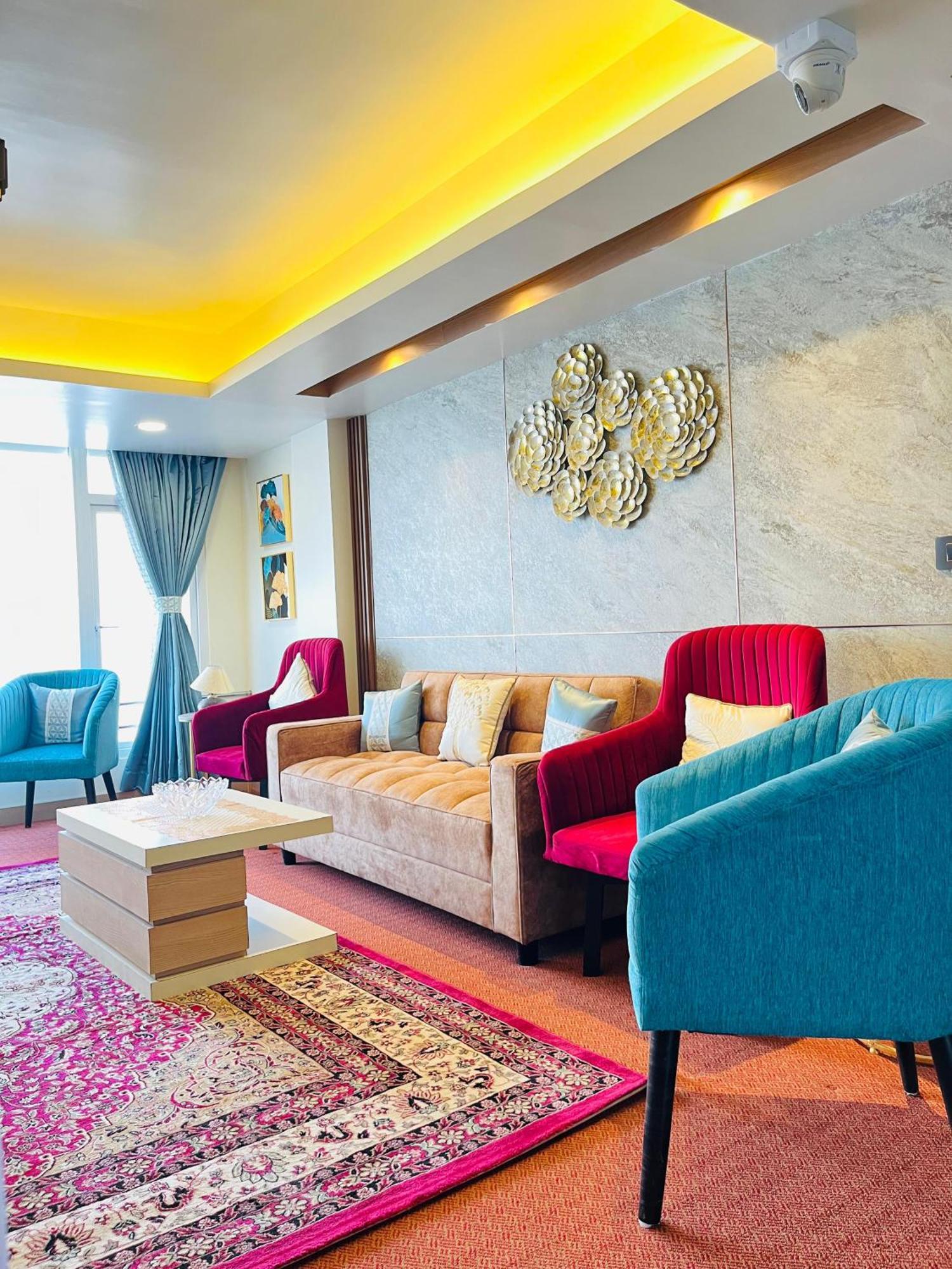 Luxury Stay At Hotel Broadway Boutique Mall Road Chowrasta Near Mahakal Temple Darjeeling  Exterior photo