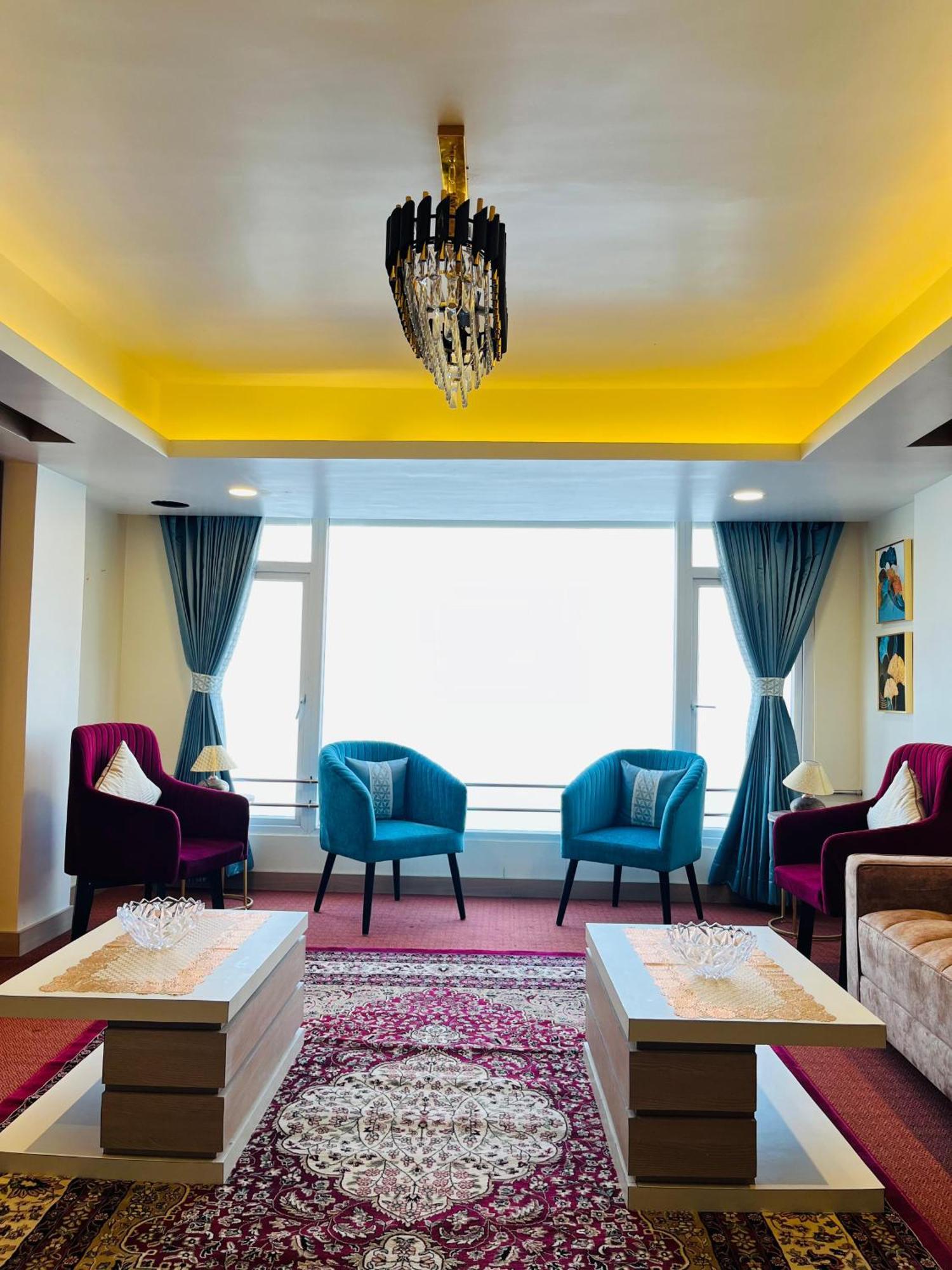 Luxury Stay At Hotel Broadway Boutique Mall Road Chowrasta Near Mahakal Temple Darjeeling  Exterior photo