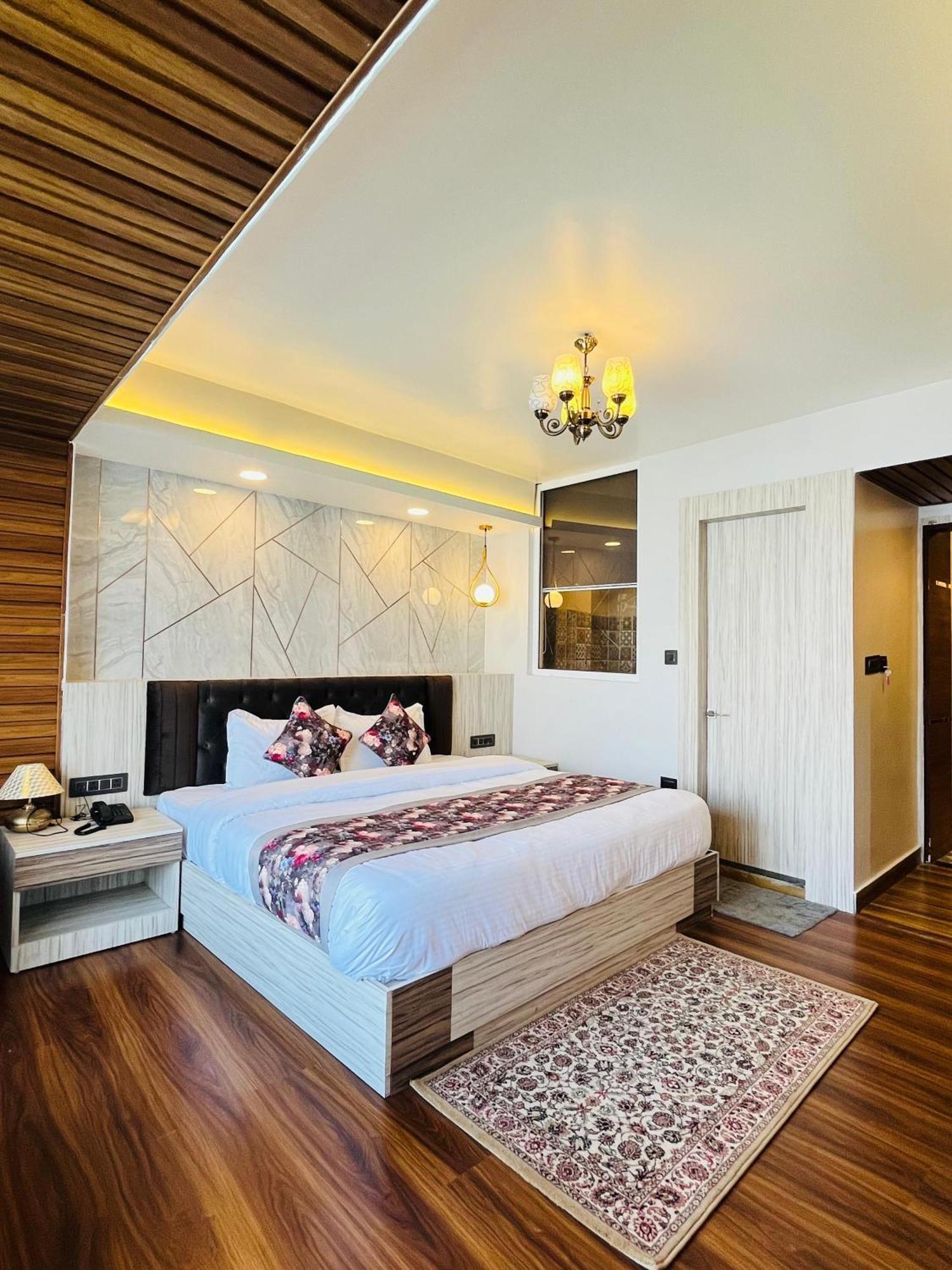 Luxury Stay At Hotel Broadway Boutique Mall Road Chowrasta Near Mahakal Temple Darjeeling  Exterior photo