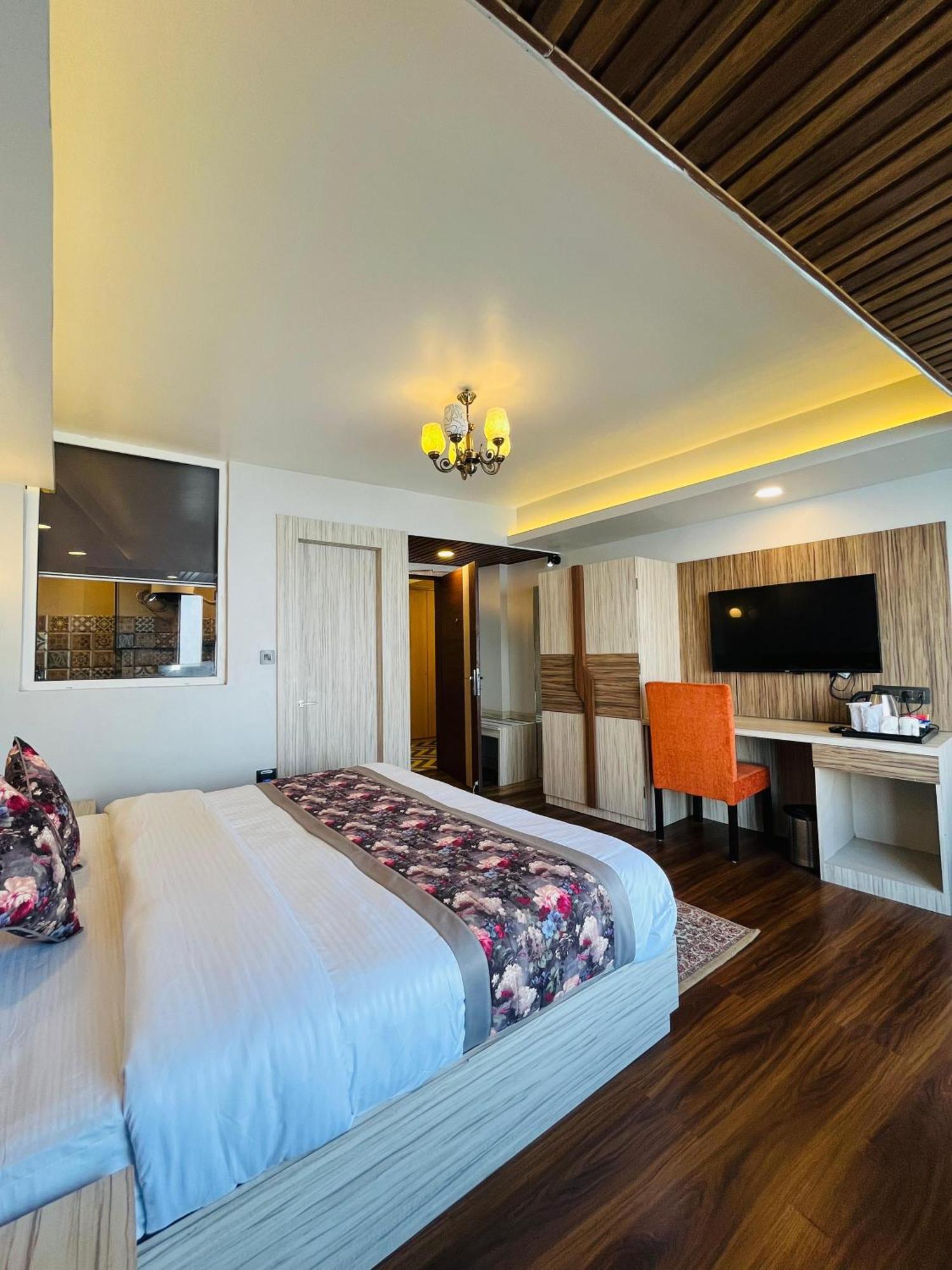 Luxury Stay At Hotel Broadway Boutique Mall Road Chowrasta Near Mahakal Temple Darjeeling  Exterior photo