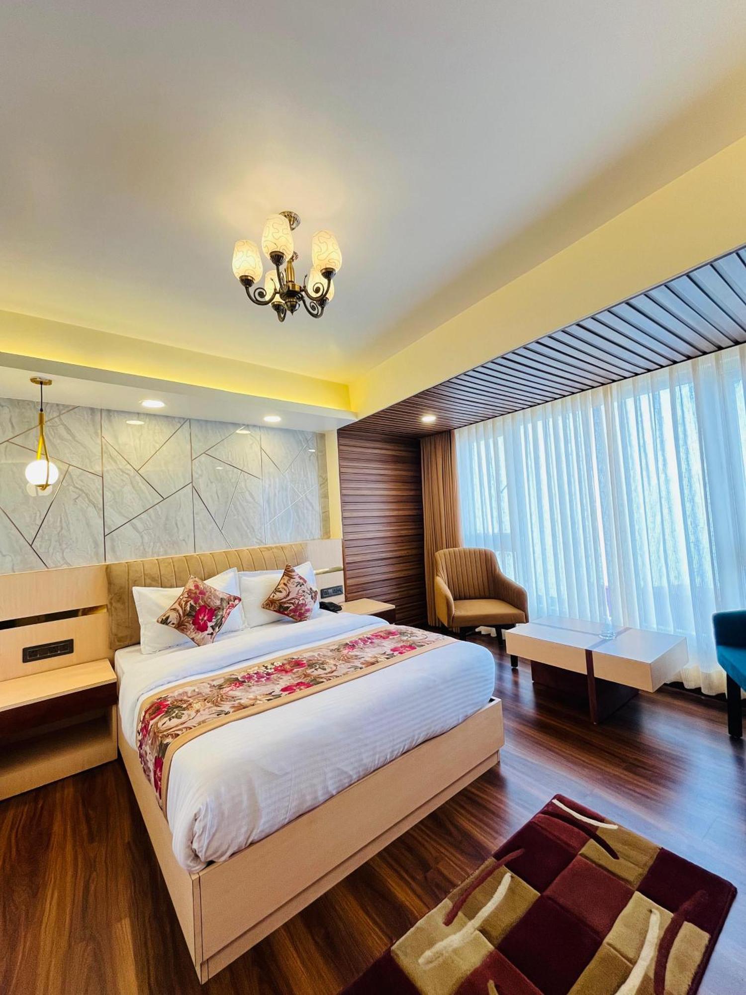 Luxury Stay At Hotel Broadway Boutique Mall Road Chowrasta Near Mahakal Temple Darjeeling  Exterior photo