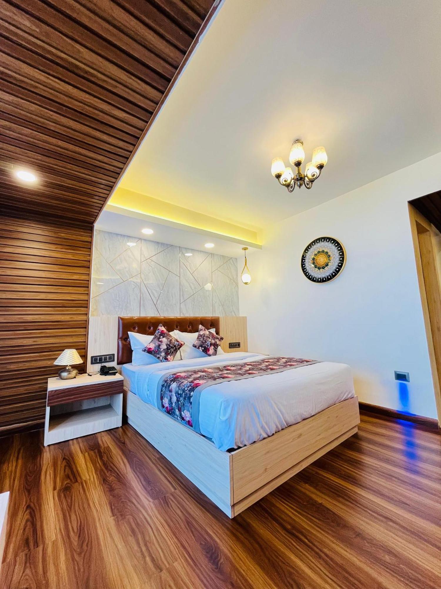 Luxury Stay At Hotel Broadway Boutique Mall Road Chowrasta Near Mahakal Temple Darjeeling  Exterior photo