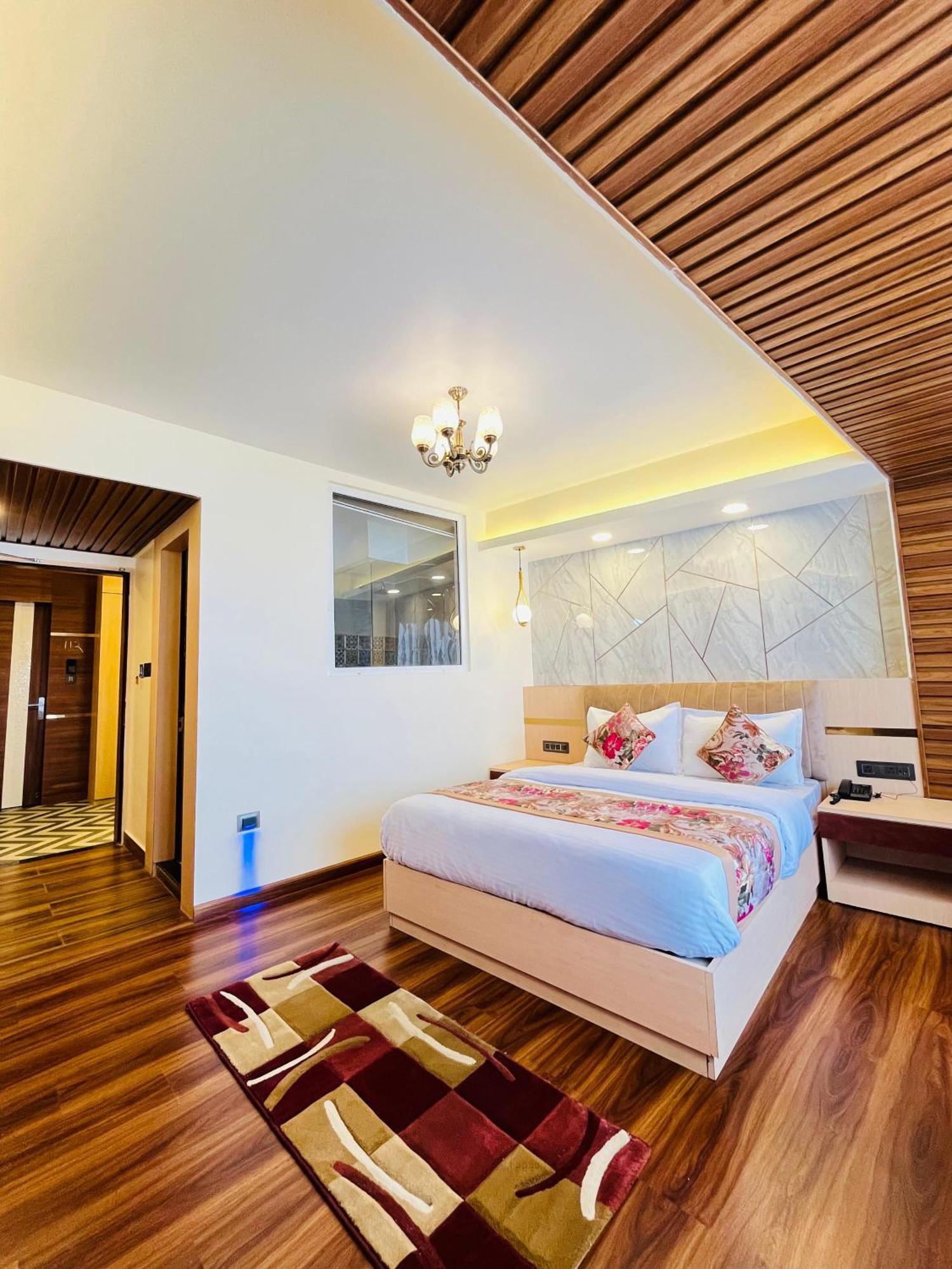 Luxury Stay At Hotel Broadway Boutique Mall Road Chowrasta Near Mahakal Temple Darjeeling  Exterior photo