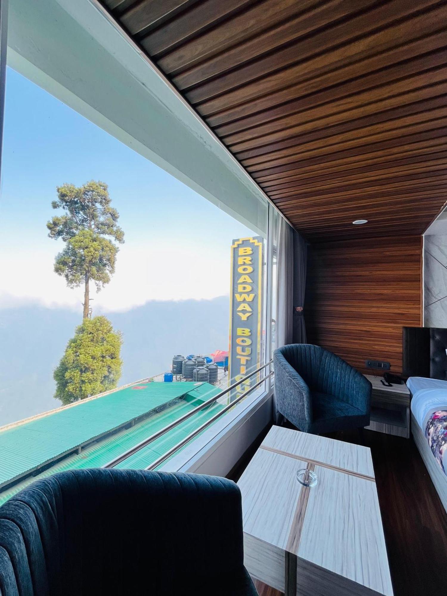 Luxury Stay At Hotel Broadway Boutique Mall Road Chowrasta Near Mahakal Temple Darjeeling  Exterior photo