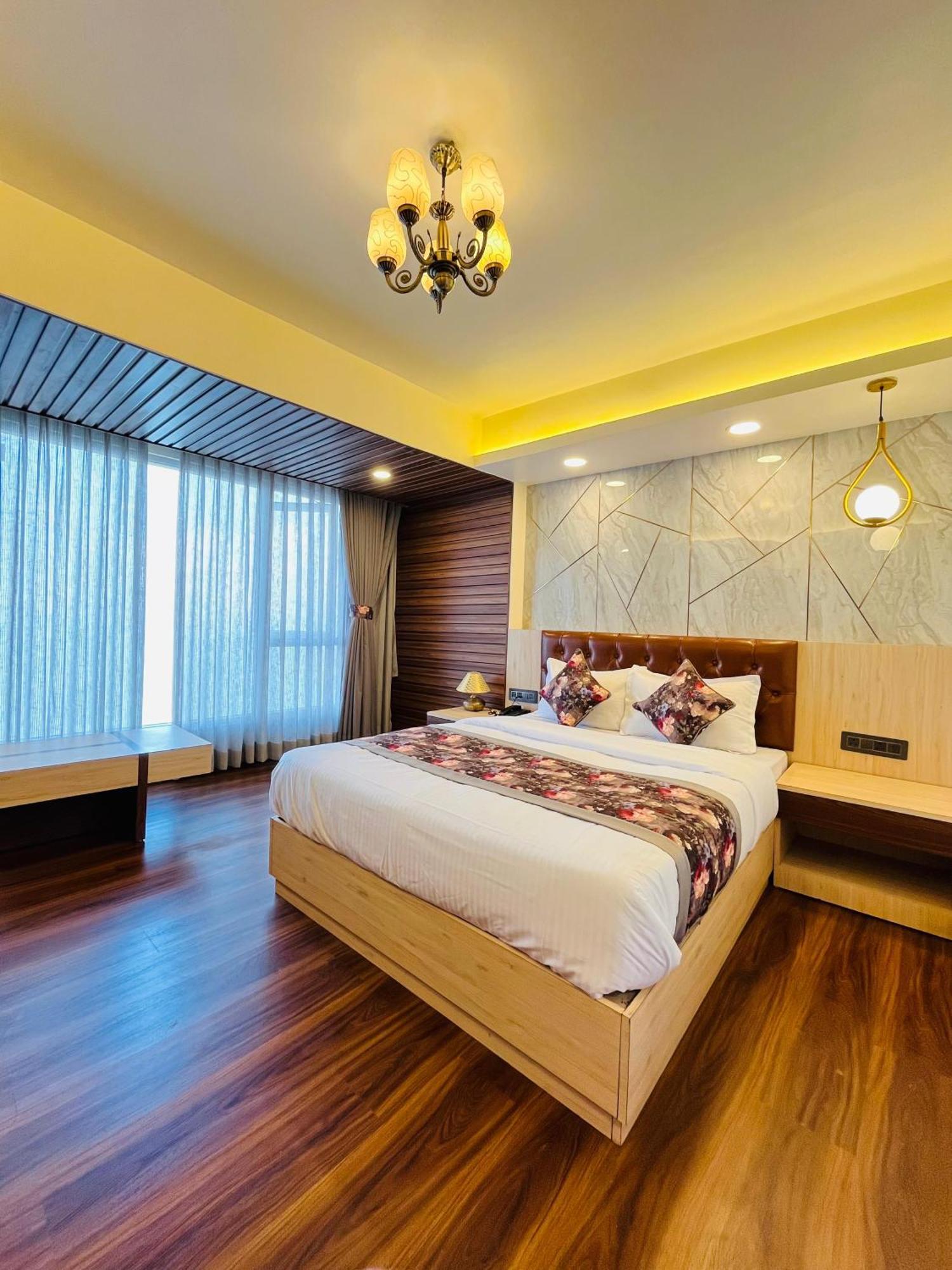 Luxury Stay At Hotel Broadway Boutique Mall Road Chowrasta Near Mahakal Temple Darjeeling  Exterior photo