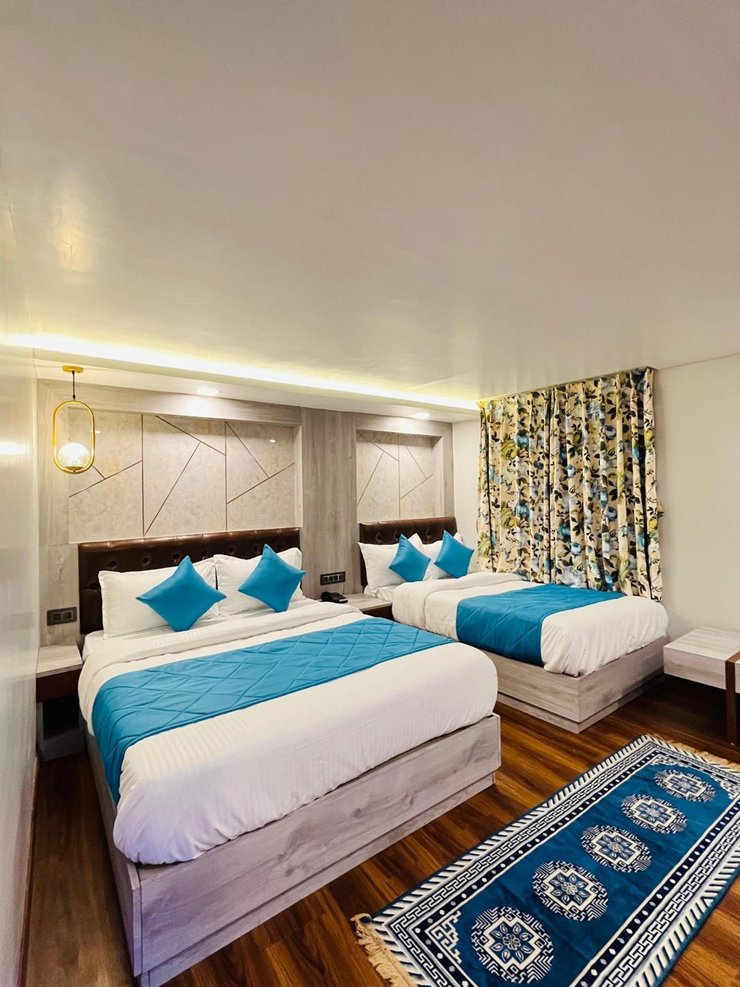 Luxury Stay At Hotel Broadway Boutique Mall Road Chowrasta Near Mahakal Temple Darjeeling  Exterior photo