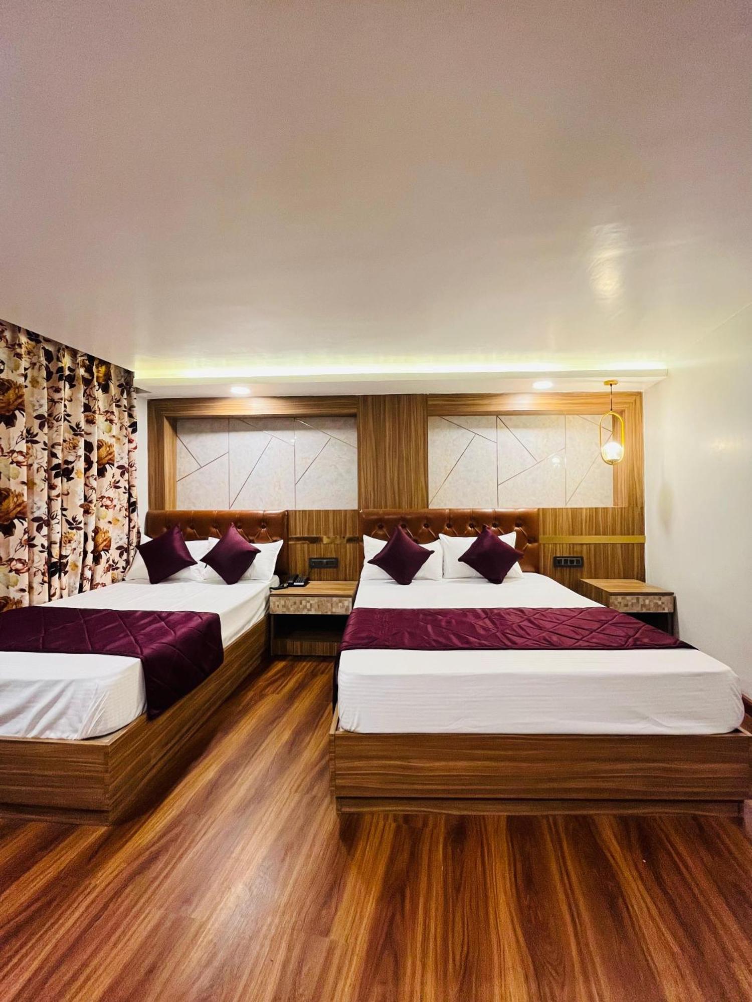 Luxury Stay At Hotel Broadway Boutique Mall Road Chowrasta Near Mahakal Temple Darjeeling  Exterior photo