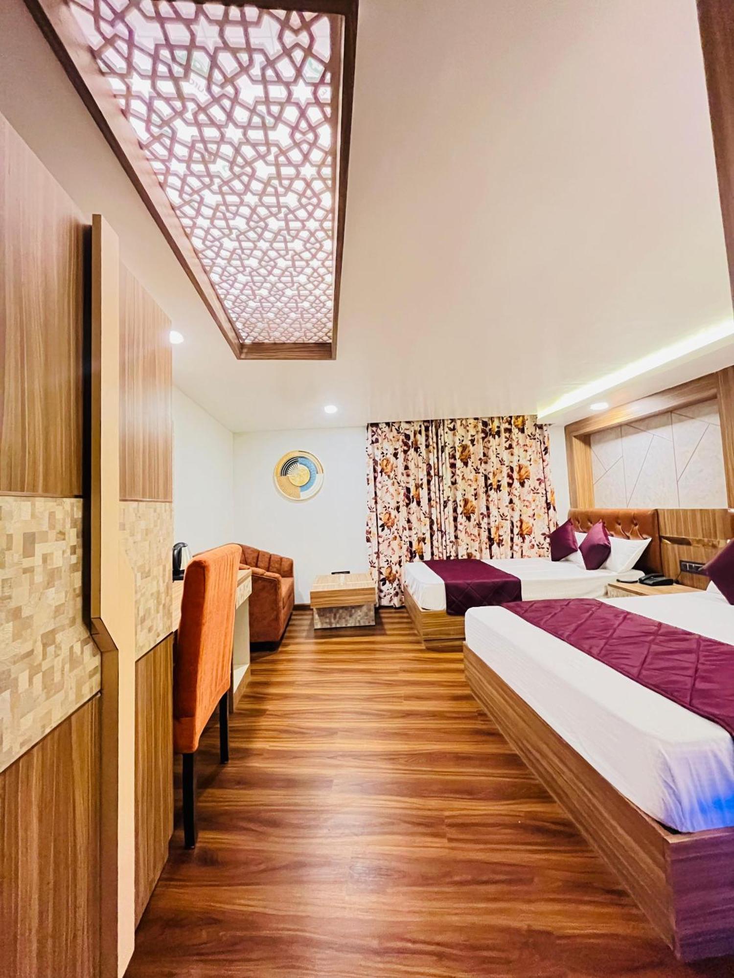Luxury Stay At Hotel Broadway Boutique Mall Road Chowrasta Near Mahakal Temple Darjeeling  Exterior photo
