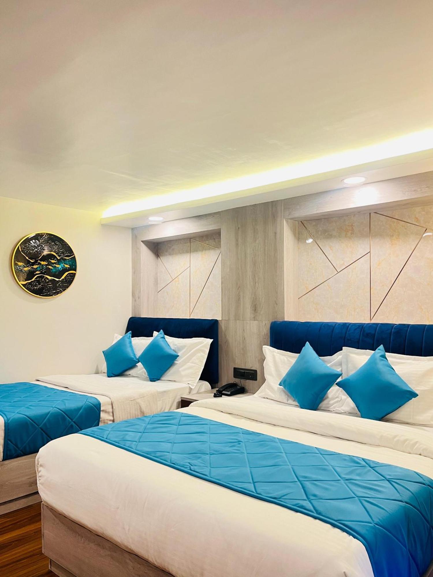 Luxury Stay At Hotel Broadway Boutique Mall Road Chowrasta Near Mahakal Temple Darjeeling  Exterior photo