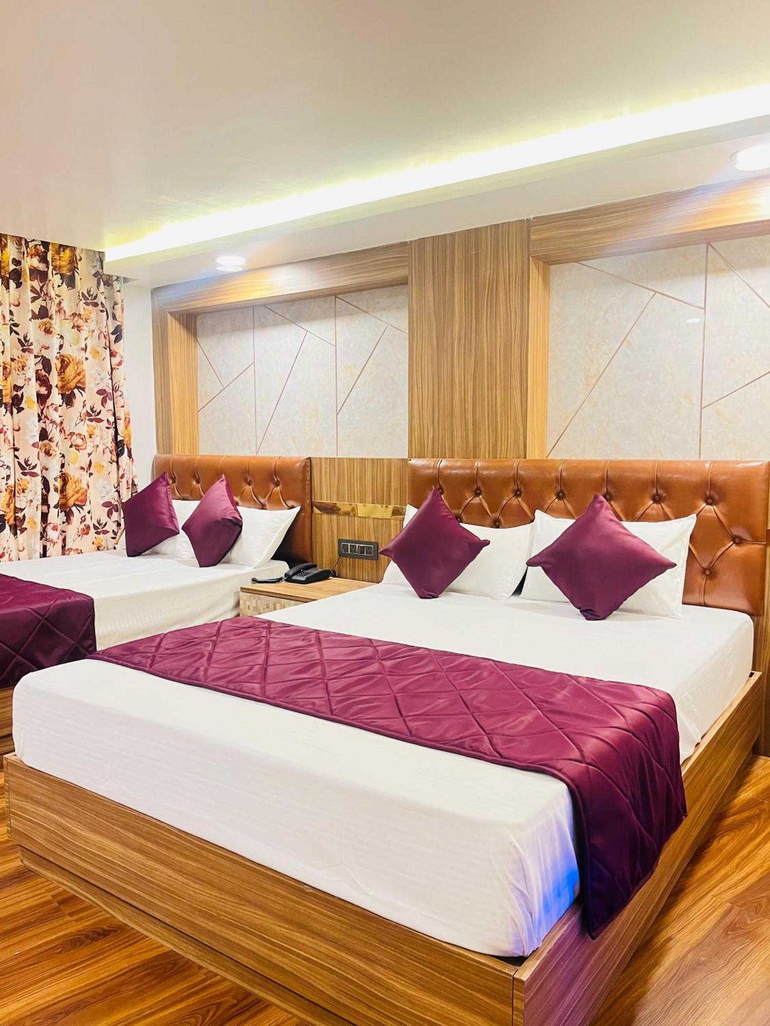 Luxury Stay At Hotel Broadway Boutique Mall Road Chowrasta Near Mahakal Temple Darjeeling  Exterior photo
