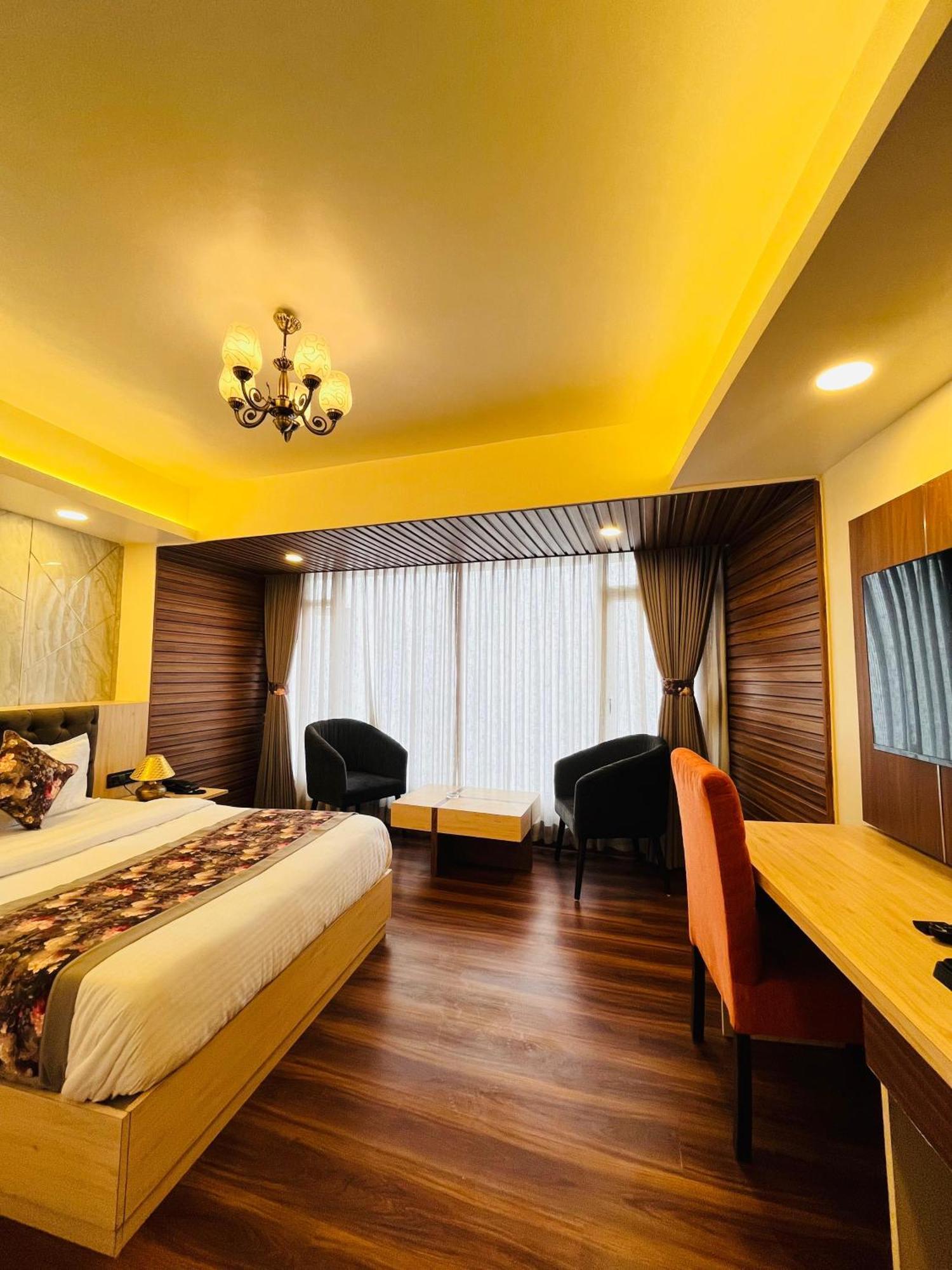 Luxury Stay At Hotel Broadway Boutique Mall Road Chowrasta Near Mahakal Temple Darjeeling  Exterior photo