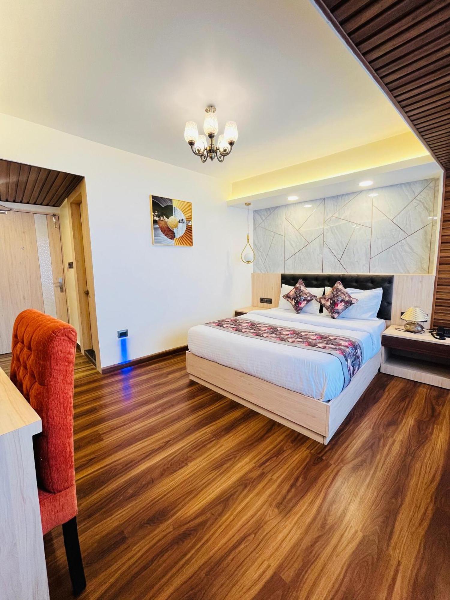 Luxury Stay At Hotel Broadway Boutique Mall Road Chowrasta Near Mahakal Temple Darjeeling  Exterior photo