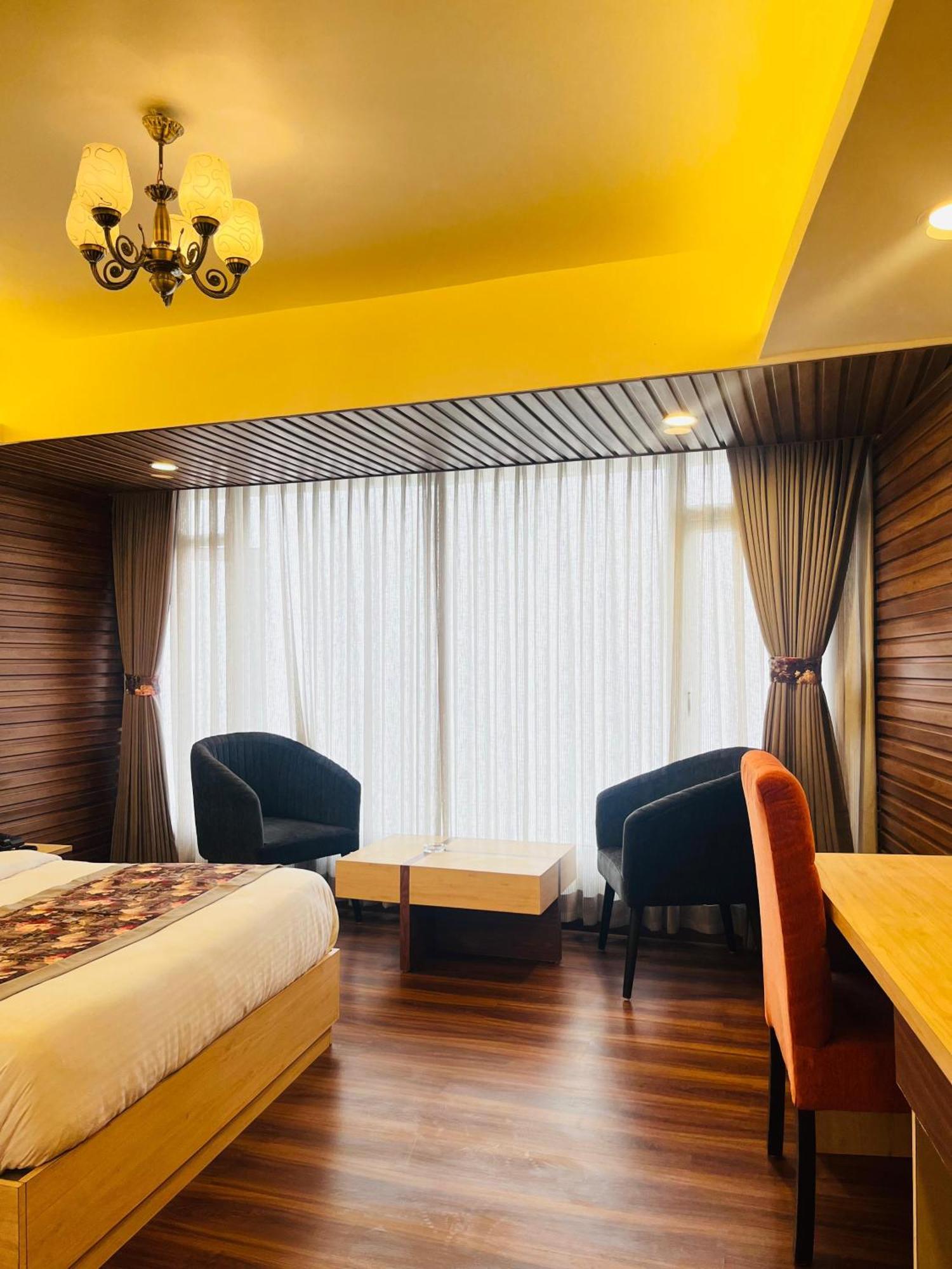Luxury Stay At Hotel Broadway Boutique Mall Road Chowrasta Near Mahakal Temple Darjeeling  Exterior photo