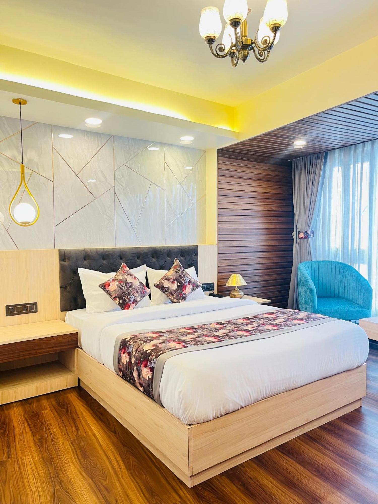Luxury Stay At Hotel Broadway Boutique Mall Road Chowrasta Near Mahakal Temple Darjeeling  Exterior photo
